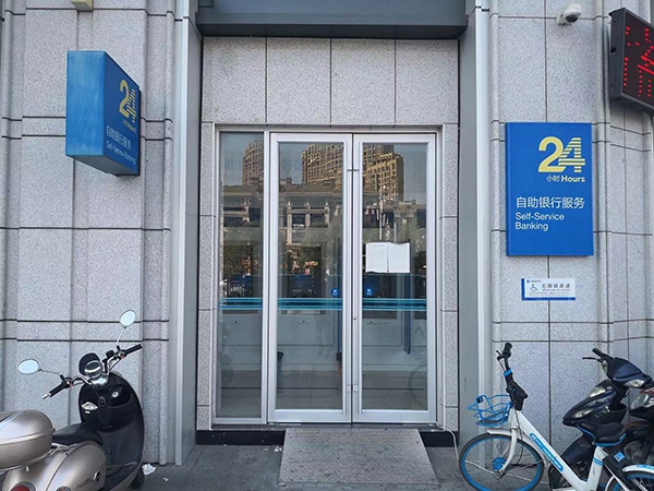 铝合金地弹簧门
