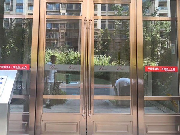 不锈钢地弹簧门